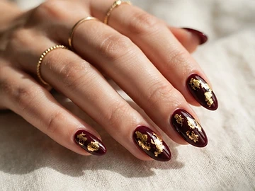 Manichiura cu Folie Aurie: Tehnica Foil Nails Pas cu Pas - articol blog manichiura profesionala Manichiura cu Folie Aurie: Tehnica Foil Nails Pas cu Pas - articol blog manichiura profesionala