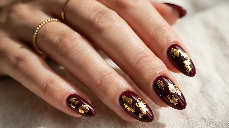 Manichiura cu Folie Aurie: Tehnica Foil Nails Pas cu Pas - ghid manichiura profesionala Vernis Architect Manichiura cu Folie Aurie: Tehnica Foil Nails Pas cu Pas - ghid manichiura profesionala Vernis Architect