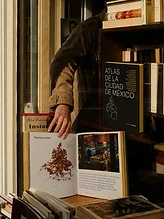 Ejemplar del Atlas sobre escritorio