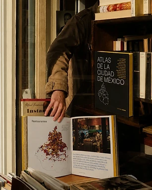 Ejemplar del Atlas sobre escritorio