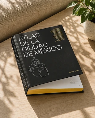 Atlas de la Ciudad de México abierto sobre concreto