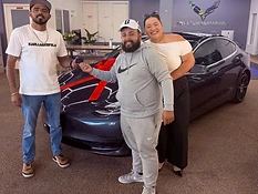 Wesley F. e Samantha V. receiving their vehicle