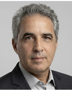Professional portrait of Carlos Peres