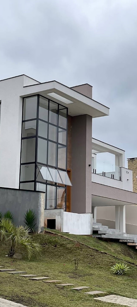 Residência de alto padrão em concreto e vidro em Ponta Grossa