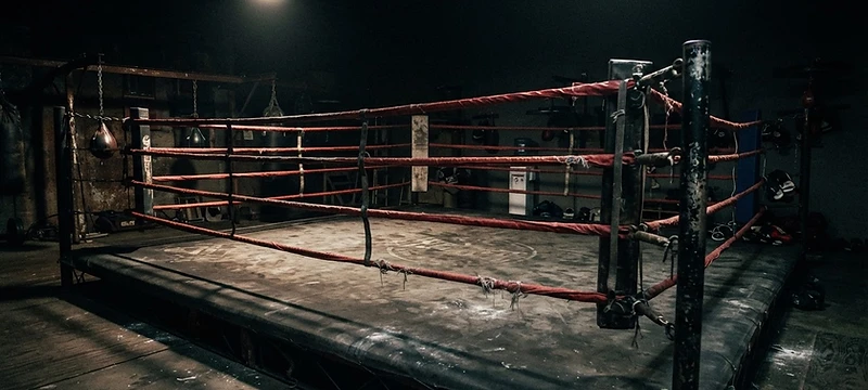 Boksring in een sportzaal bij weinig licht