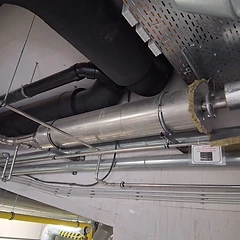 Mitarbeiter bei Dämm- und Wartungsarbeiten an der Anlagentechnik