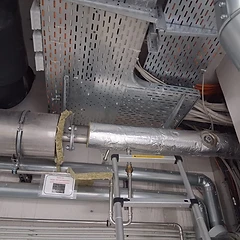 Kabeltrassen und gedämmte Rohrleitungen unter der Decke
