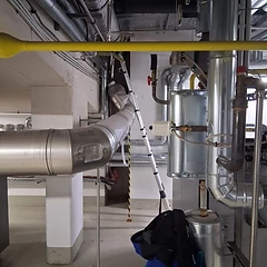 Gedämmte Leitungstrassen mit Spülvermerk in einer Technikzentrale