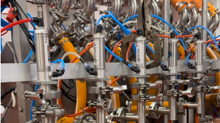 Filling heads on a bottling line