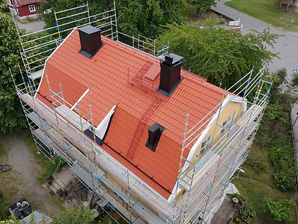 Takbyte med röda takpannor