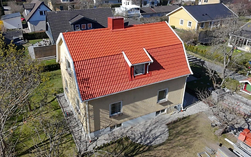 Färdigt tegeltak med takkupa på villa