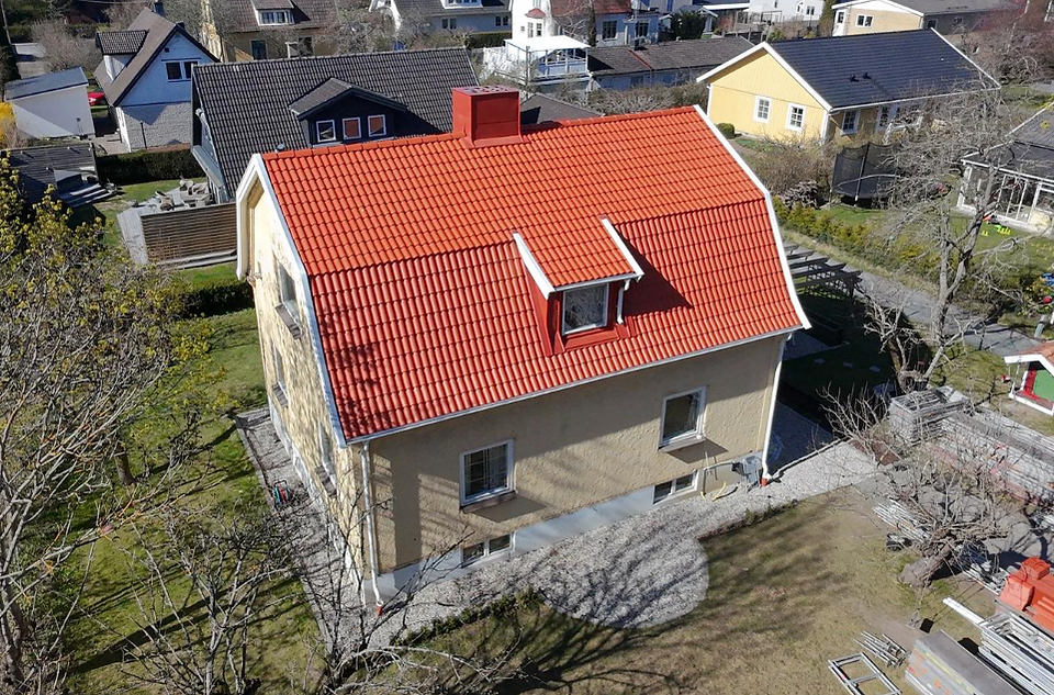 Färdigt tegeltak med takkupa på villa