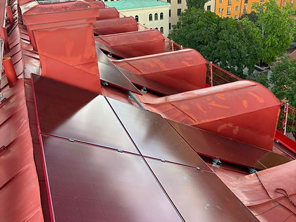 Solpaneler på rött plåttak