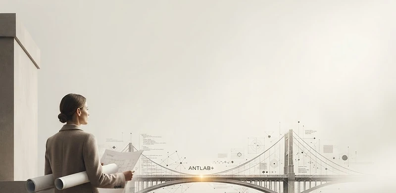 Una fundadora con planos frente a un punto de inflexión, con un puente conceptual de ANTLAB+ construyendo la conexión hacia su próximo +