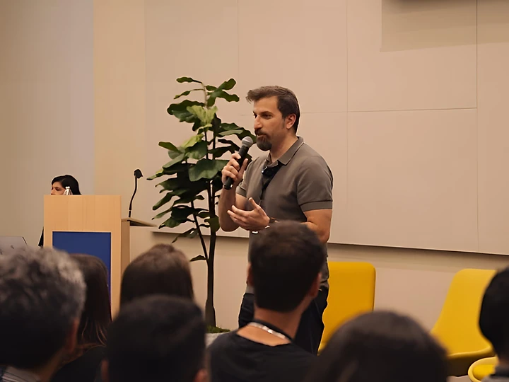 Hossein Tootoonchy speaking to a room of founders