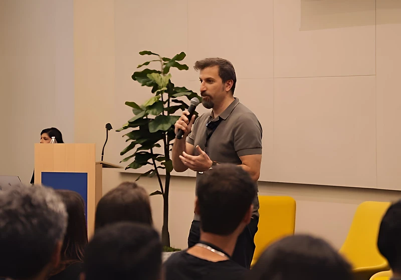 Hossein Tootoonchy speaking to a room of founders