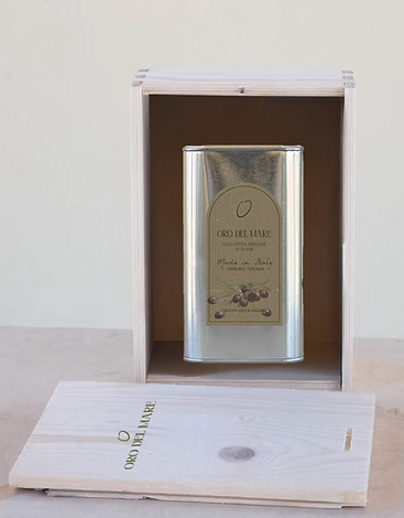 Oro del Mare olive oil tin in a wooden crate