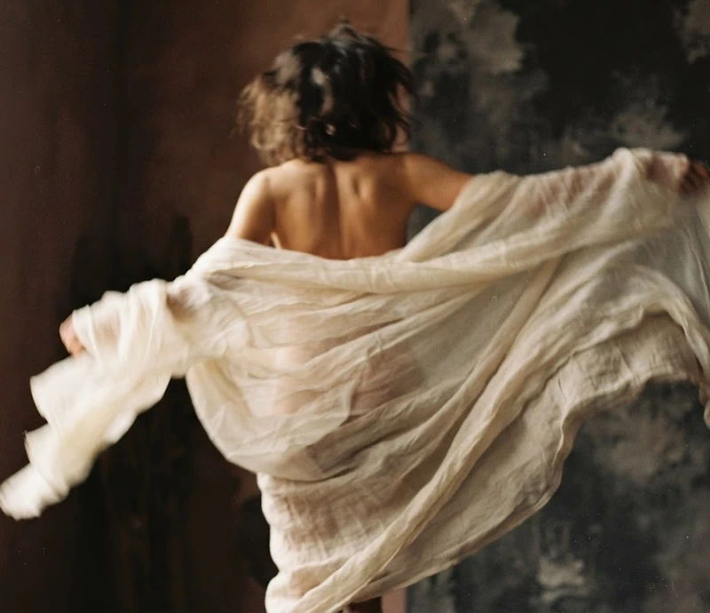 Étoffe en mouvement, lumière naturelle