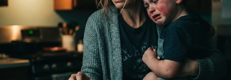 Mother in distress during child's allergic emergency