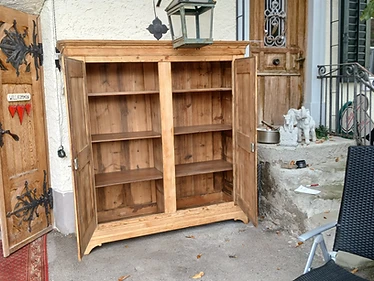 Antiker Kleiderschrank