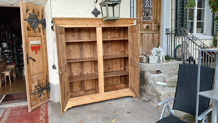 Antiker Kleiderschrank – Bild 1