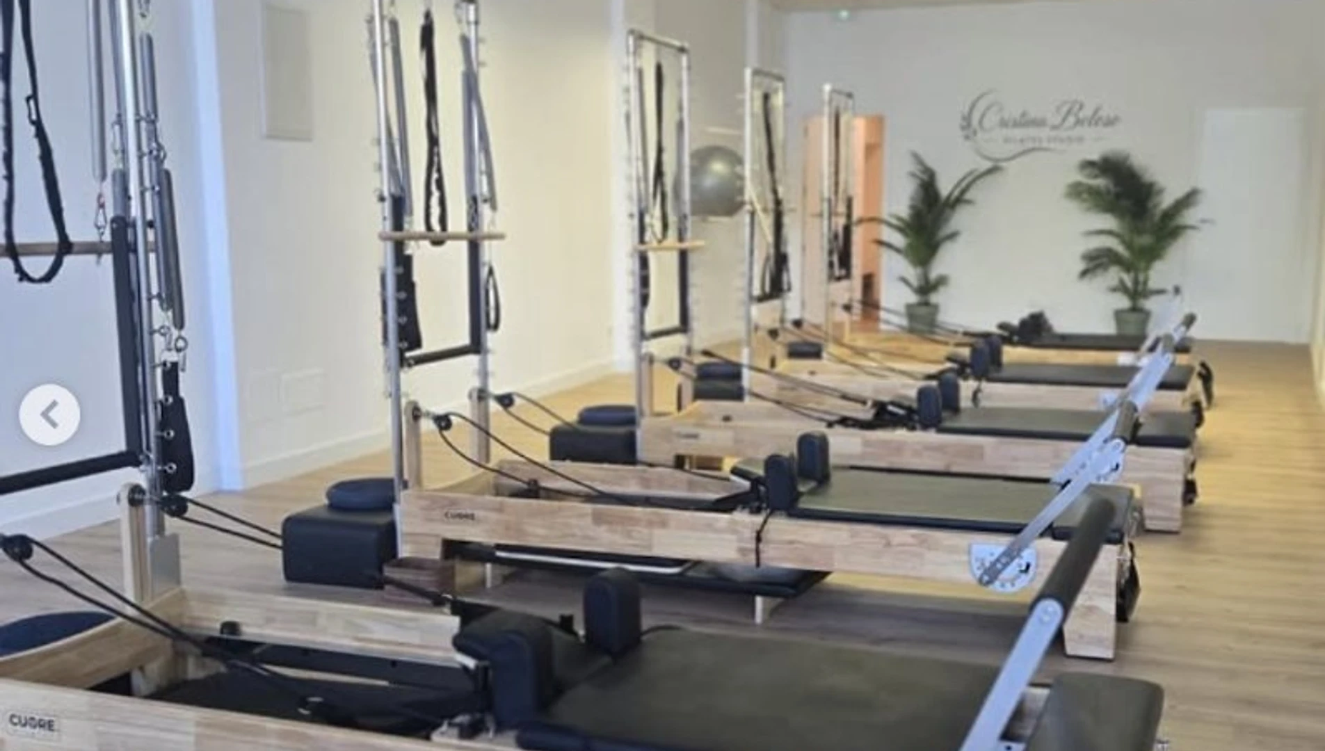 Estudio de Pilates en Baiona con luz natural y máquina Reformer