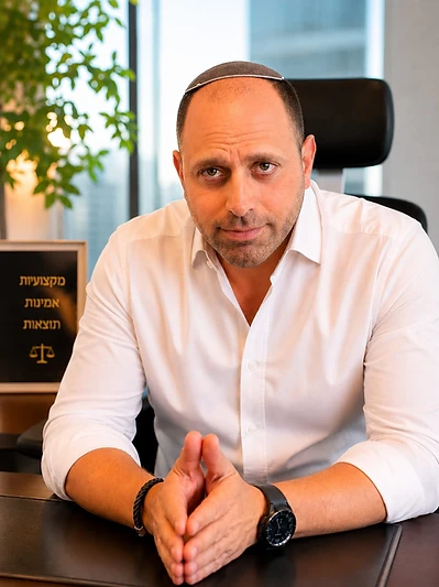 עו״ד גלעד (גילי) לוי, יפת לוי ושות' משרד עורכי דין ונוטריון, במשרדו