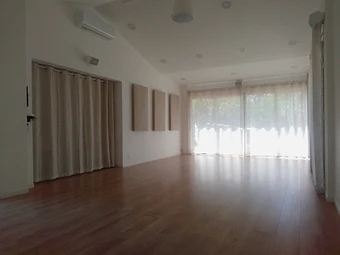 La salle de pratique de la Villa Jema avec parquet clair et lumière naturelle