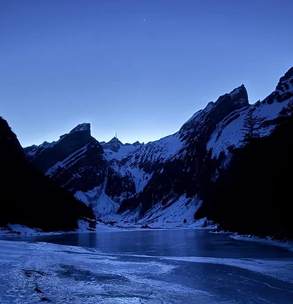 Seealpsee im Winter — zugefrorener See in der Blauen Stunde