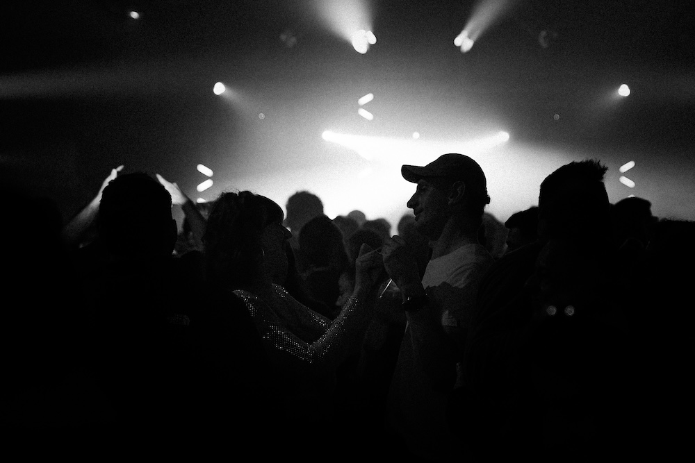 Festivaliers maquillés de paillettes sur le dancefloor Belamour