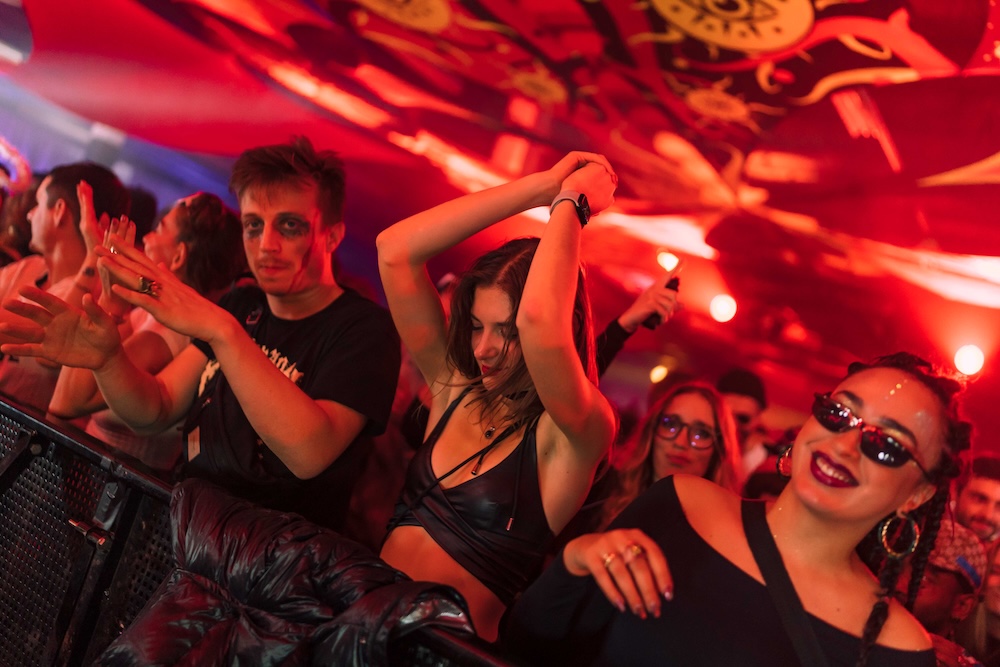 Mains d'un DJ sur une console lors d'une soirée techno à Lyon