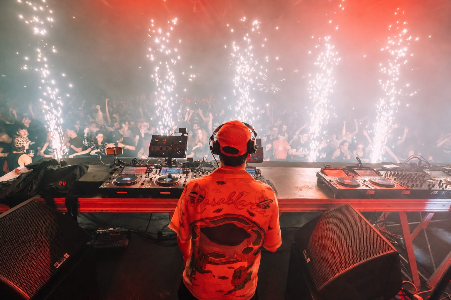DJ face au public lors d'un événement Belamour Music à Lyon, gerbes d'étincelles sur scène