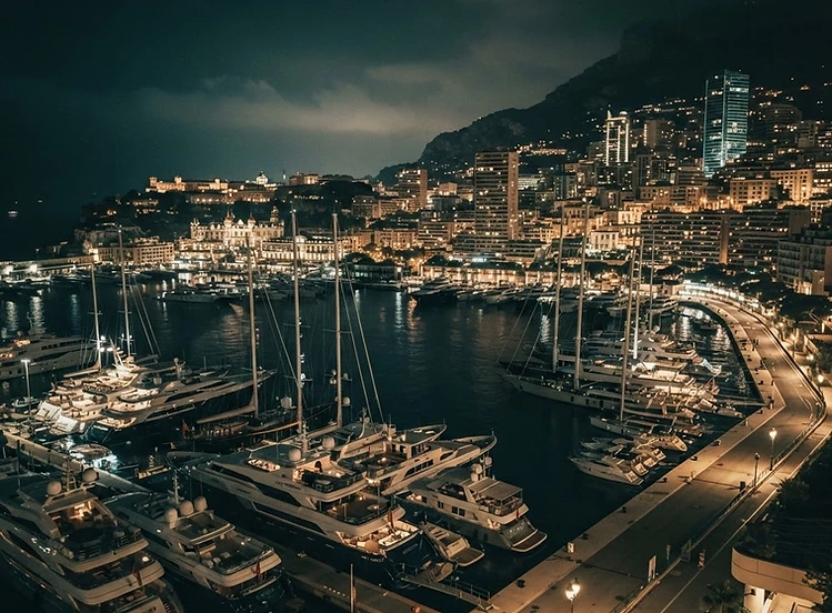 Monaco - Private rooms. Power without witnesses.