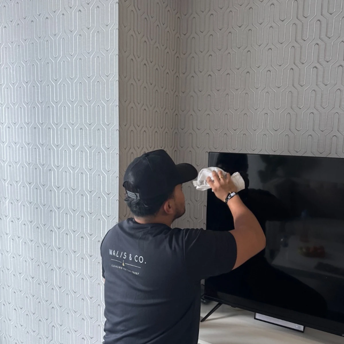 Walis & Co. crew member — Streak-free screens