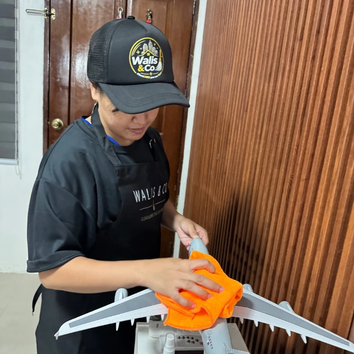 Walis & Co. crew member — Delicate detailing