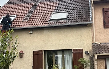 Rénovation complète — maison meulière avec lucarne balcon