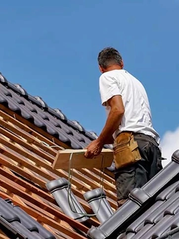 Couvreur installant des éléments de toiture