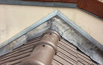 Rénovation toiture — faîtage, solins et noues en zinc