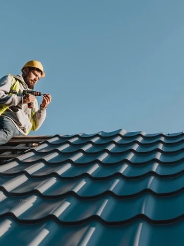 Couvreur perçant des tuiles anthracite