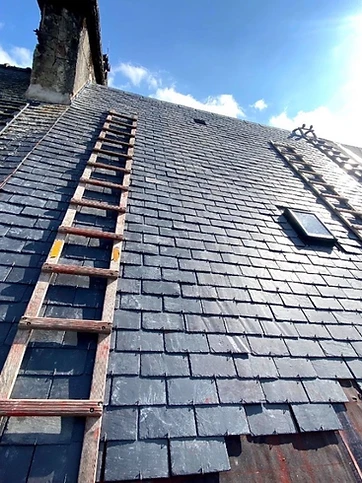 Toiture en ardoise en cours de restauration
