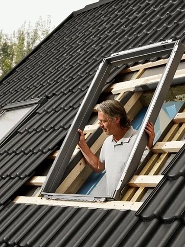 Installation d'un velux sur toiture sombre
