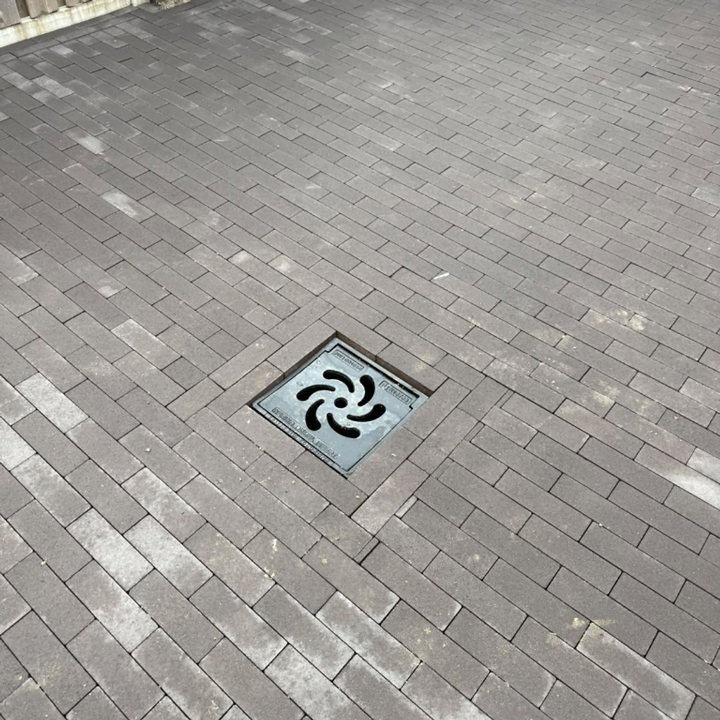 Stratenmaker aan het werk: klinkers per rij