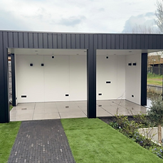 Tuinkamer met strakke wit afgewerkt plafond en wanden, buitenafwerking zwart keraliet