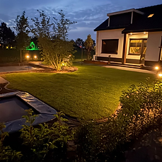 Vooraanzicht met ingegraven trampoline