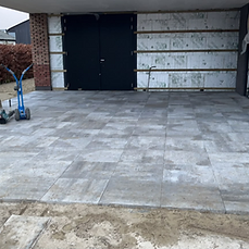 60x60 zwarte tegels onder een carport