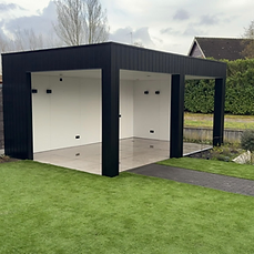 Tuinkamer met strakke wit afgewerkt plafond en wanden, buitenafwerking zwart keraliet
