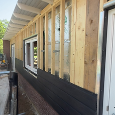 Keraliet gevelbekleding van een aanbouw