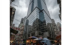 中環中心頂層蝕讓放售：甲級商廈市場調整後的資產配置分析