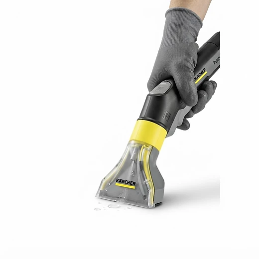 Kärcher extraction nozzle cleaning the carpet