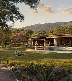 Casa club y áreas verdes con piscina